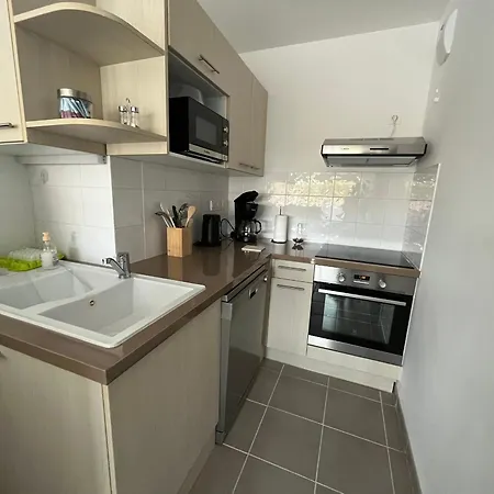 Superbe T3 De 66 M² Centre Avec Parking Et Balcon A 200m De La - Fr-1-374-196 * Arcachon
